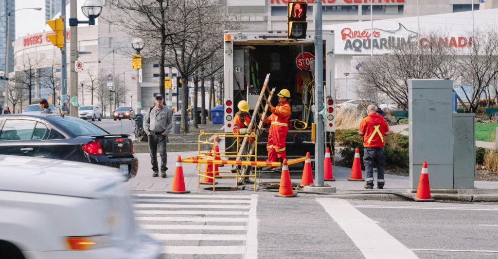 How many construction workers are needed to build a building